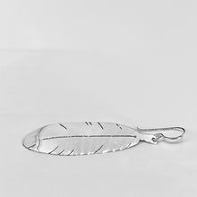 Cargar imagen en el visor de la galería, Aretes de plumas – Aretes colgantes de plumas en plata de ley .925