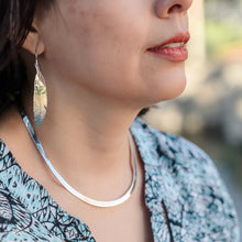 Cargar imagen en el visor de la galería, Aretes de plumas – Aretes colgantes de plumas en plata de ley .925