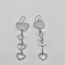 Cargar imagen en el visor de la galería, Pendientes Corazones – Declaración de Corazones Colgantes en Plata Esterlina .925