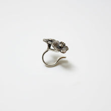 Charger l'image dans la galerie, Manchette d'oreille Tres Flores – Détail à trois fleurs en argent sterling 925
