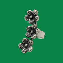 Charger l'image dans la galerie, Manchette d'oreille Tres Flores – Détail à trois fleurs en argent sterling 925
